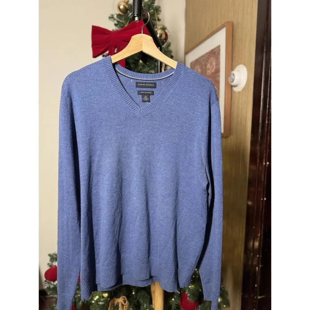 Banana Republic Men's V-Neck Sweater Blue Large
